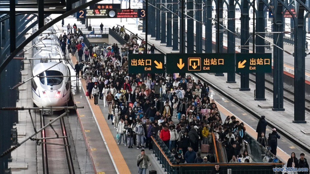 5月1日，旅客从哈尔滨火车站下车出站。新华社&nbsp;图